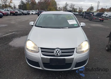 2010 Volkswagen Jetta S z USA, uszkodzony, nr VIN 3VWJX7AJ9AM051878